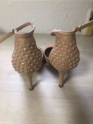 Zapatos de salón de Zara.
