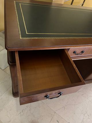 Mesa escritorio antiguo y silla a juego