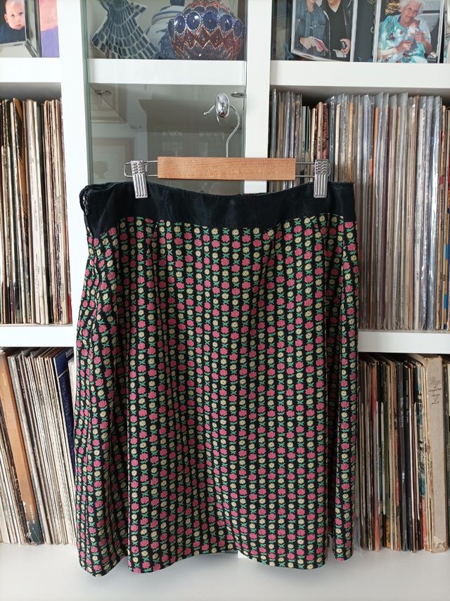 Traje verano de manga corta con falda forrada.