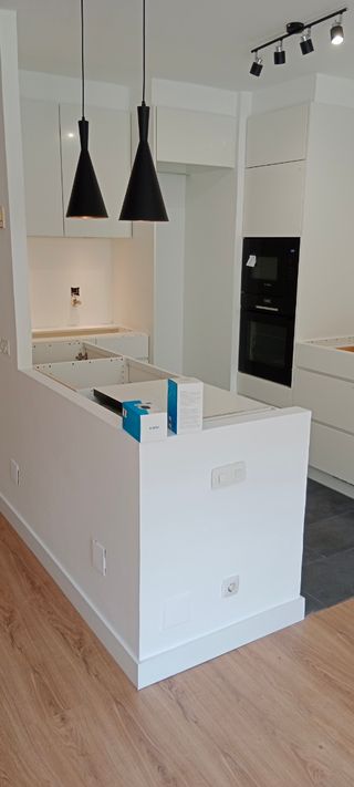 Montador de muebles y armarios de toda clase.