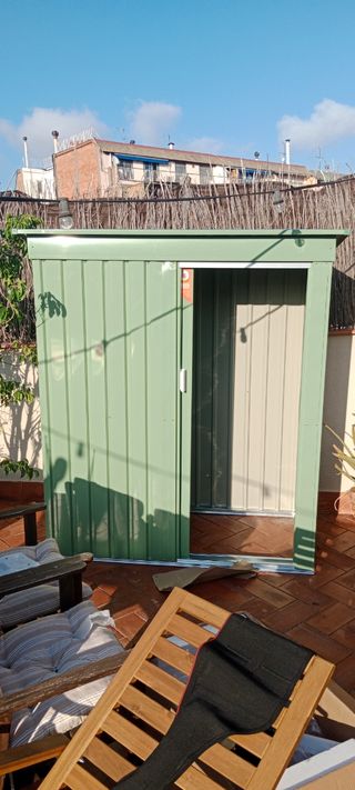 Montador de muebles y armarios de toda clase.