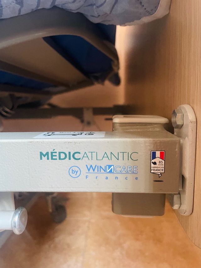 Cama articulada de hospital 