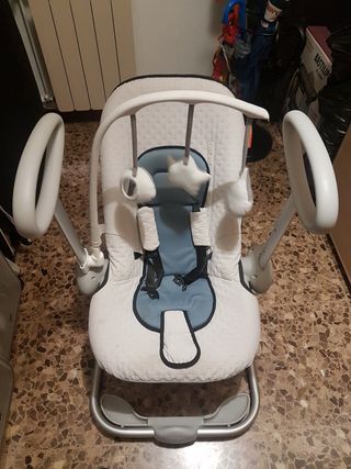 Trona de bebé azul y blanca
