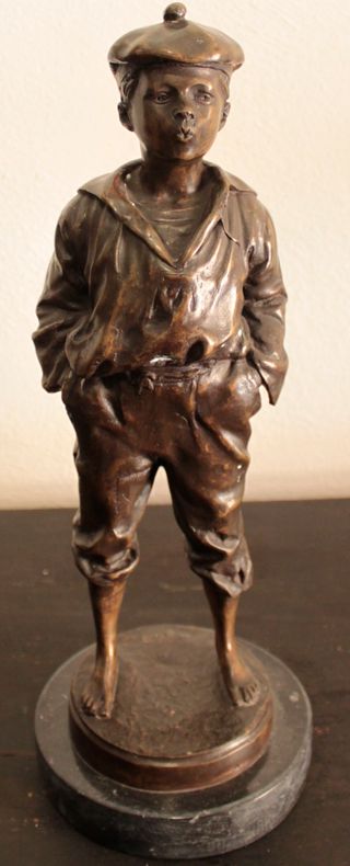 Figura bronce niño silbando