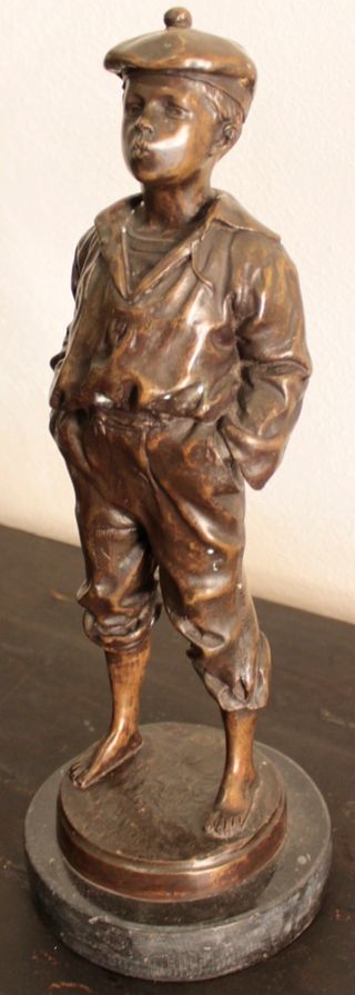 Figura bronce niño silbando