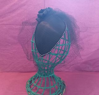 TOCADO DE RASO NEGRO