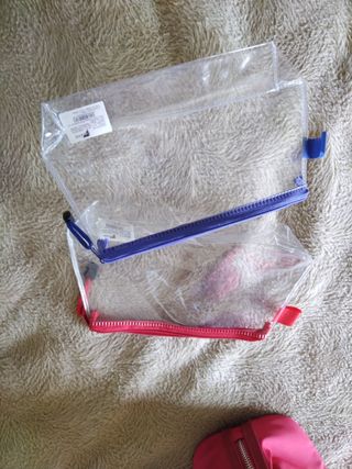 dos neceseres viaje, transparentes.