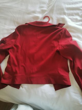 CAZADORA ROJA 