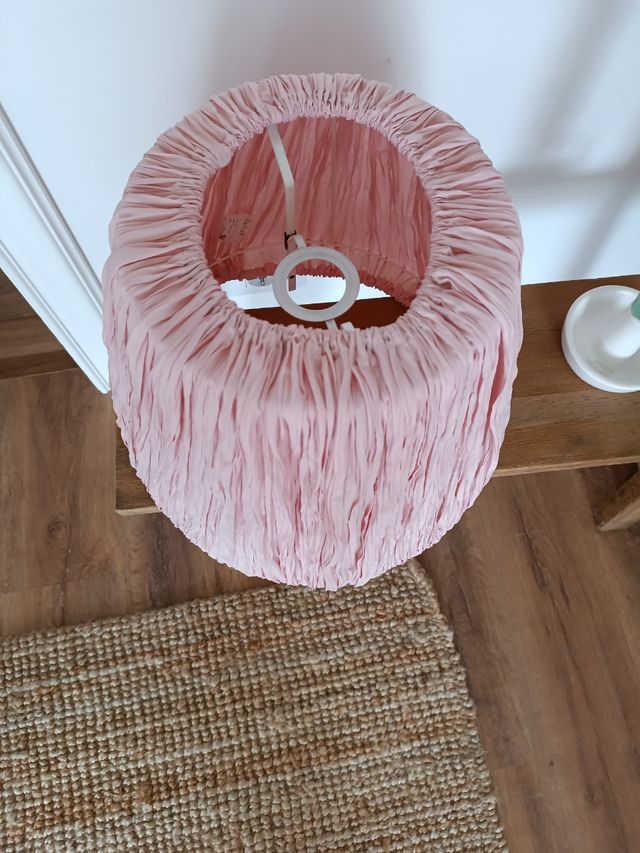 Pantalla para techo rosita de Ikea