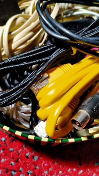 Caja con múltiples tipos de cables.