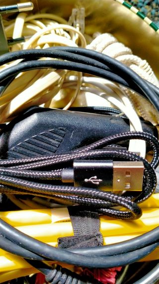 Caja con múltiples tipos de cables.