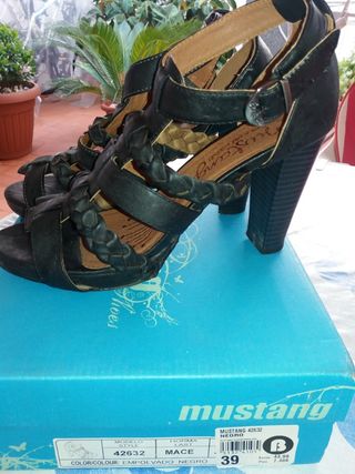 ZAPATOS NEGROS, MARCA MUSTANG.TALLA 39