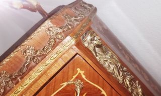 Mueble antiguo muy bien cuidado, de madera maciza