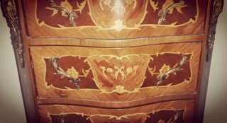 Mueble antiguo muy bien cuidado, de madera maciza