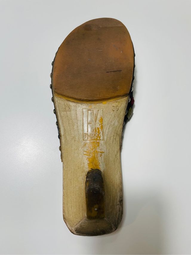 Zuecos de piel y suela de madera