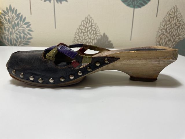 Zuecos de piel y suela de madera