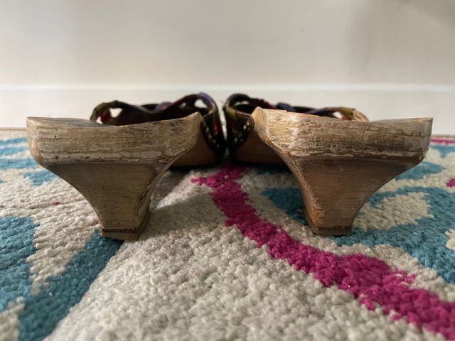 Zuecos de piel y suela de madera