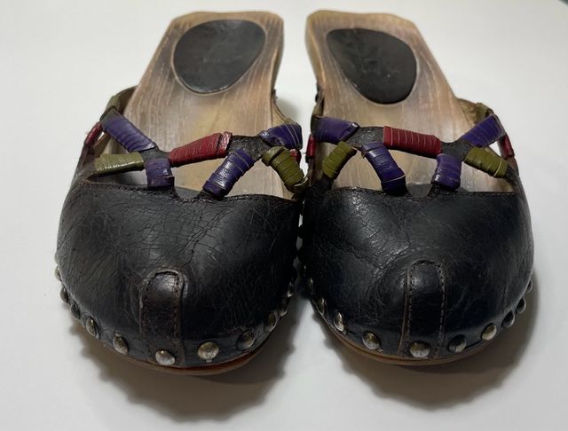 Zuecos de piel y suela de madera