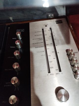 tocadiscos antiguo con radio