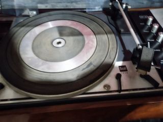 tocadiscos antiguo con radio