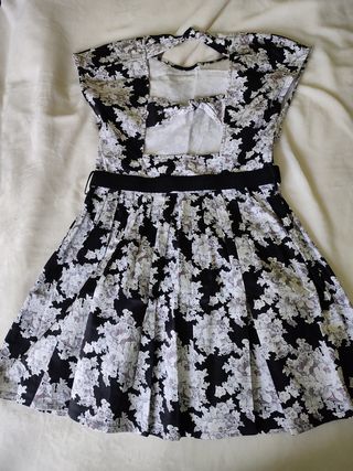 Vestido negro con flores grises de Sfera talla M