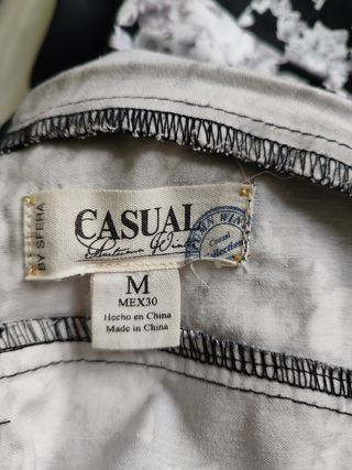 Vestido negro con flores grises de Sfera talla M