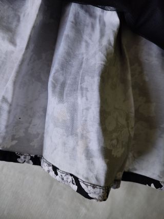 Vestido negro con flores grises de Sfera talla M