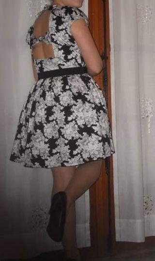 Vestido negro con flores grises de Sfera talla M