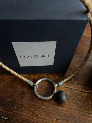 Juego de collar y pulseras.Se venden por separado