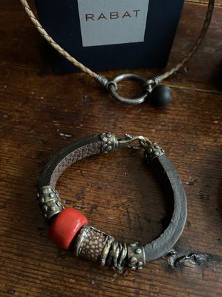 Juego de collar y pulseras.Se venden por separado