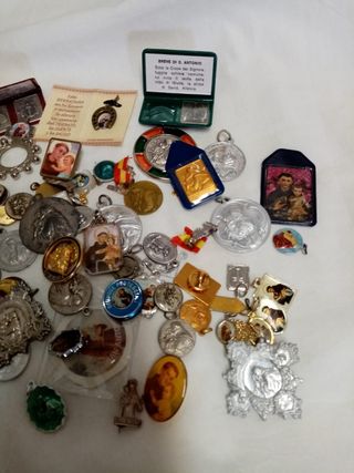 Gran lote de medallas religiosas, (70 piezas) dive