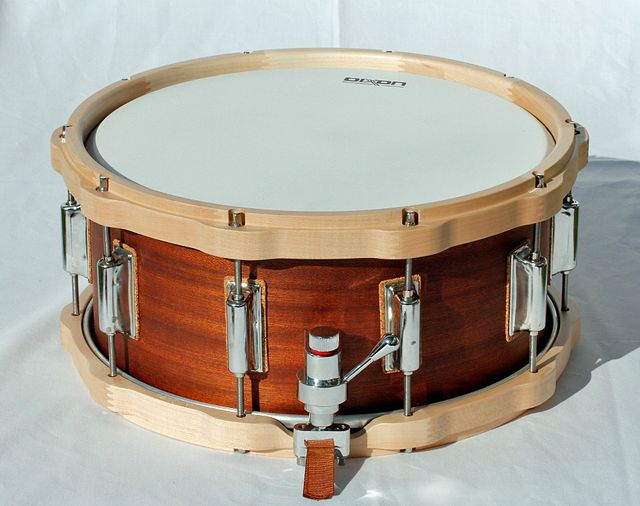 Caja 14" casco de caoba africana y aros de madera