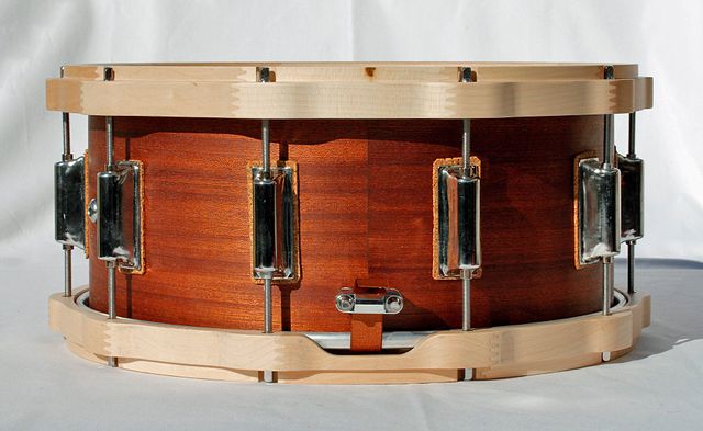 Caja 14" casco de caoba africana y aros de madera