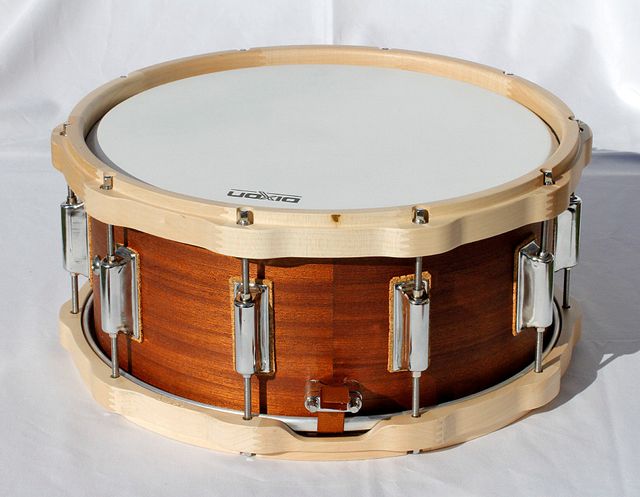 Caja 14" casco de caoba africana y aros de madera