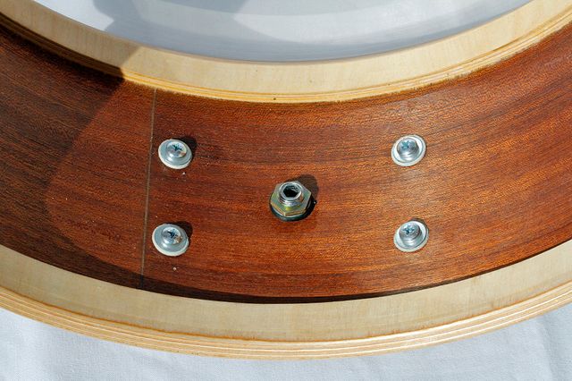 Caja 14" casco de caoba africana y aros de madera