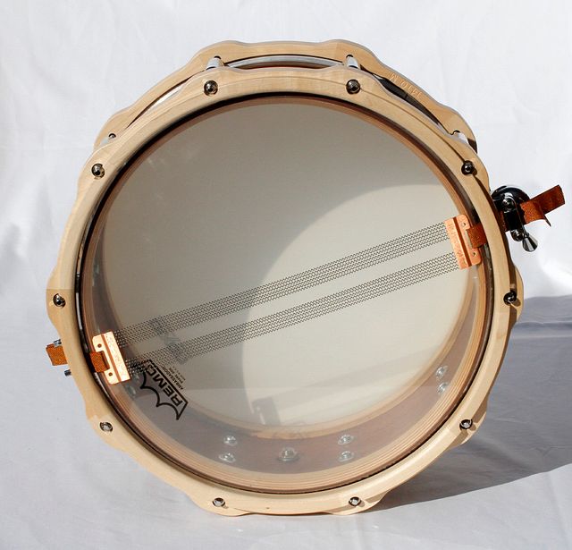 Caja 14" casco de caoba africana y aros de madera