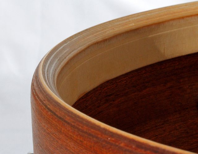 Caja 14" casco de caoba africana y aros de madera