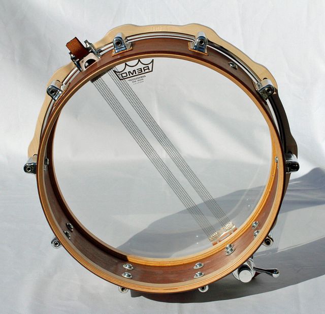 Caja 14" casco de caoba africana y aros de madera