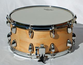 Caja de 14" con casco de abedul y aros de refuerzo