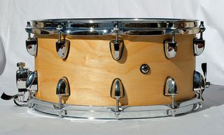 Caja de 14" con casco de abedul y aros de refuerzo