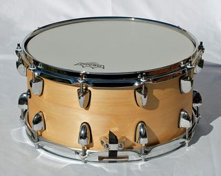 Caja de 14" con casco de abedul y aros de refuerzo