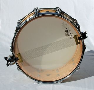 Caja de 14" con casco de abedul y aros de refuerzo