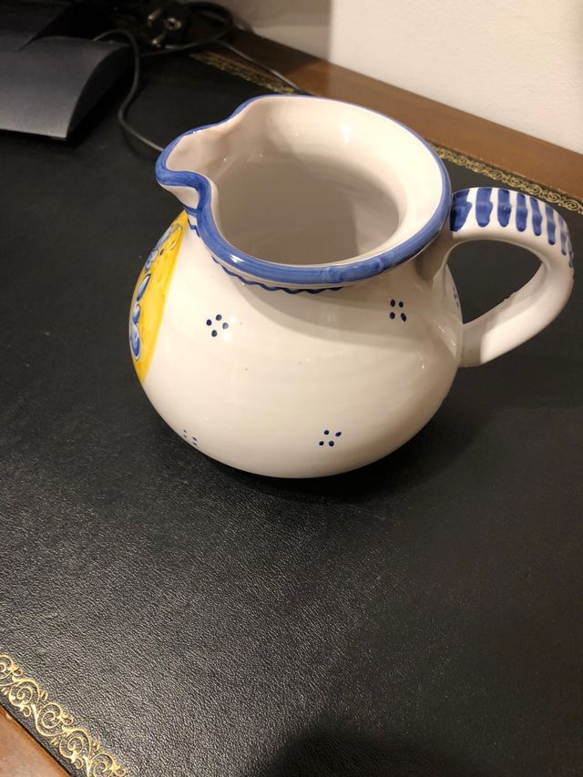 Dos jarras de cerámica . El precio es por las dos