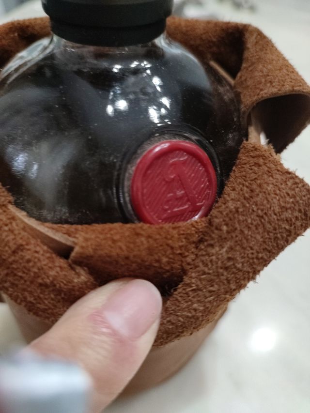 bottiglia vuota di pampero con custodia originale