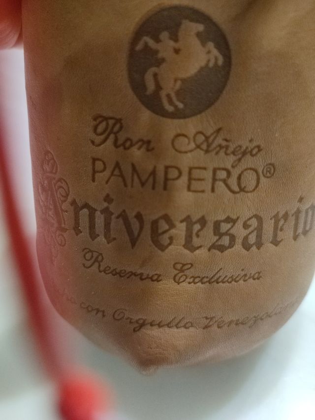 bottiglia vuota di pampero con custodia originale