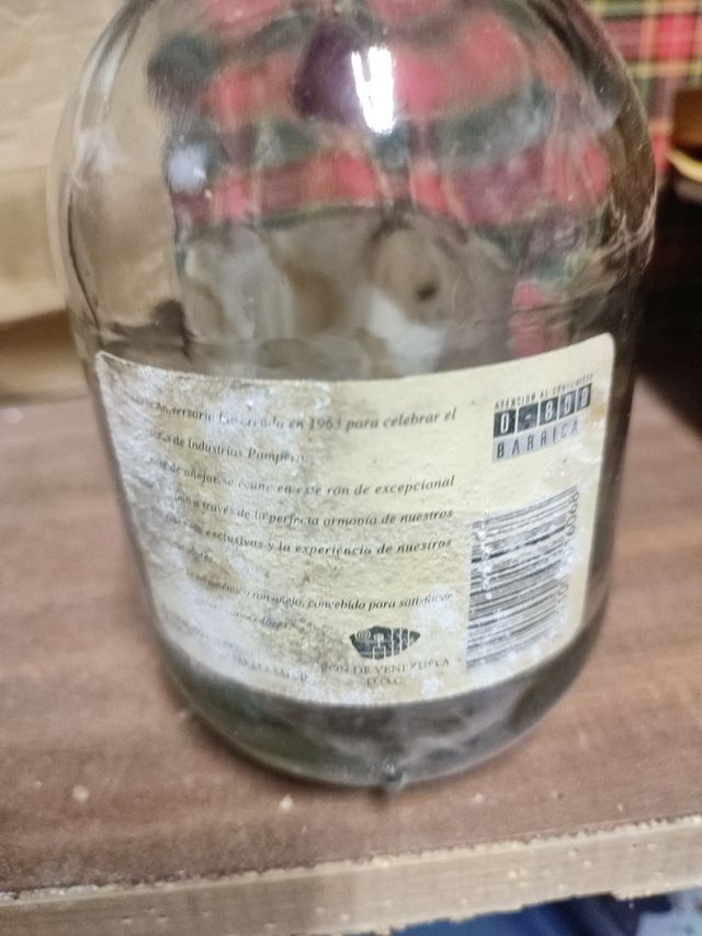 bottiglia vuota di pampero con custodia originale