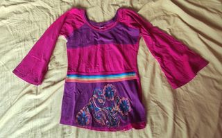 camiseta de manga larga roja con adorno flor