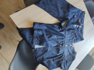 Traje pantalón y chaqueta vaquero de primavera. Só