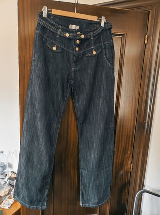 Traje pantalón y chaqueta vaquero de primavera. Só