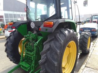 Tractor JOHN DEERE 6100.